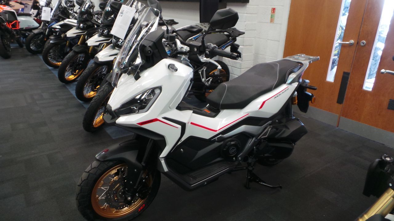 2025 Keeway Adv